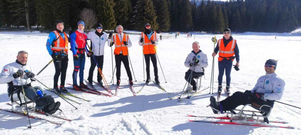 groupe de skieurs de VHS prenant la pose
