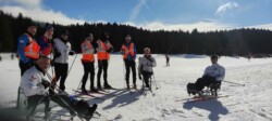 groupe de skieurs de VHS prenant la pose, à contrejour