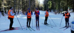 groupe de skieurs de VHS prenant la pose