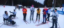 groupe de skieurs de VHS prenant la pose