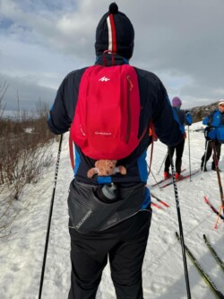la mascotte profite de la sortie mascotte dans le dos de Fred